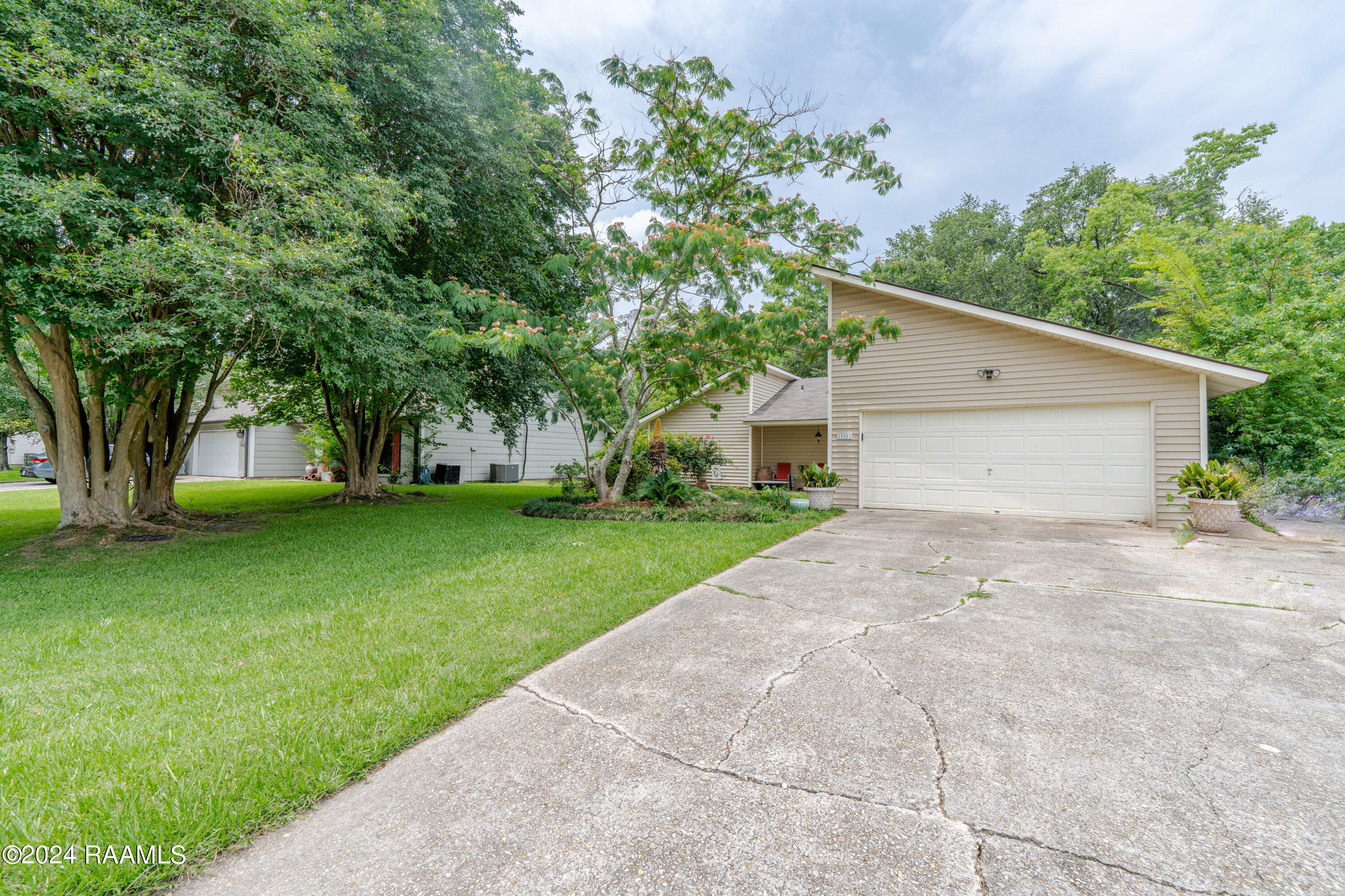 15951 Woodlawn Acres, Baton Rouge LA