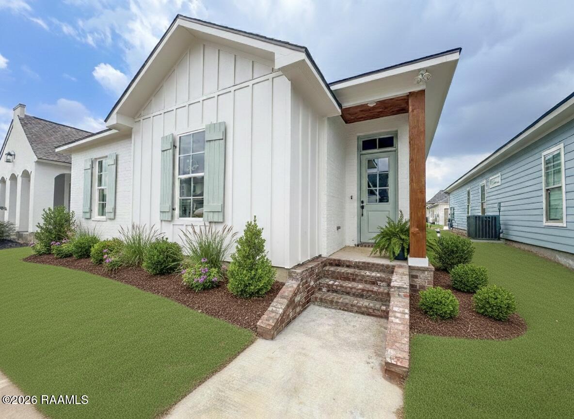 122 Oak Village, Scott LA