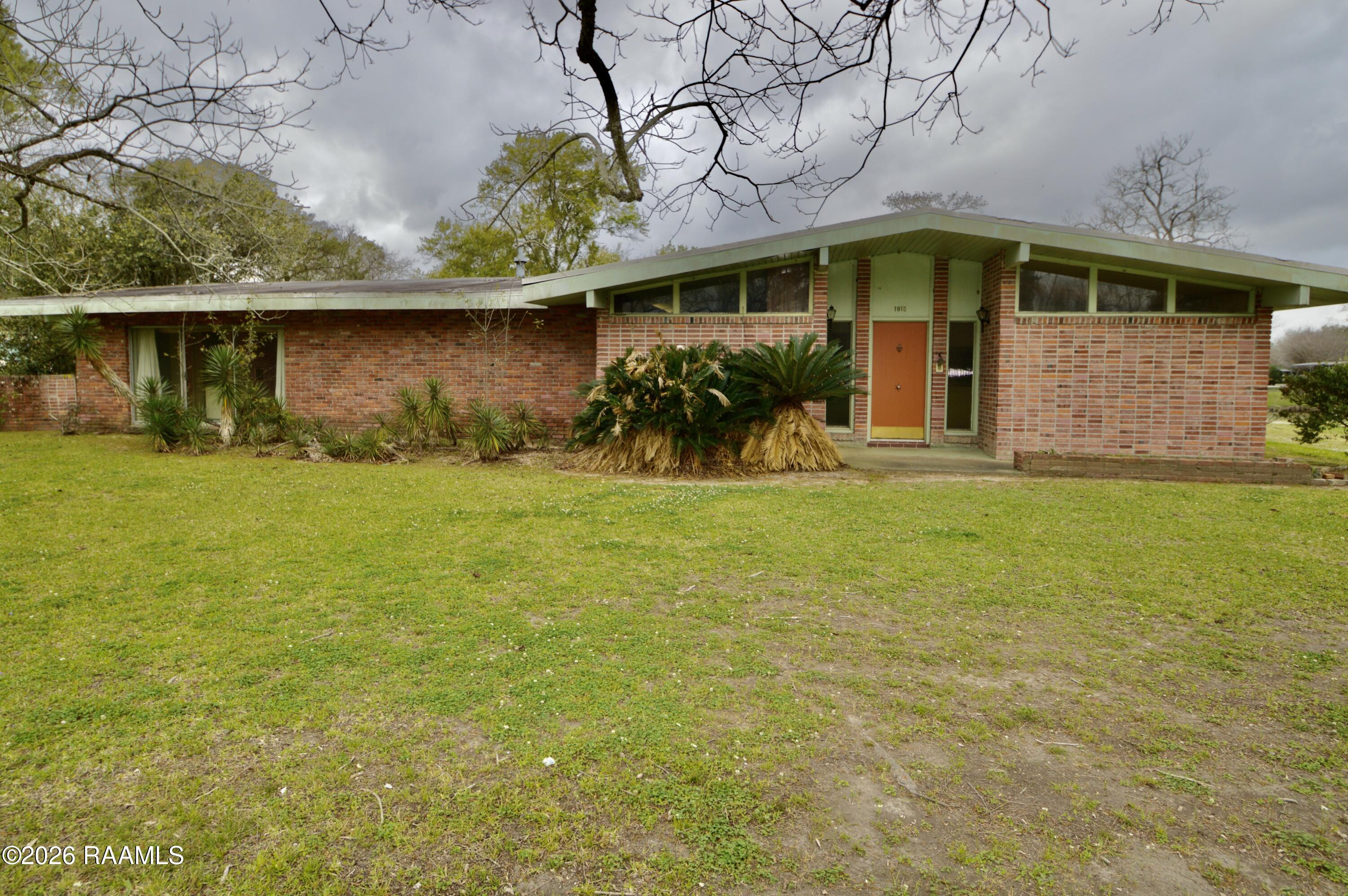 1915 N River Oaks, Abbeville LA