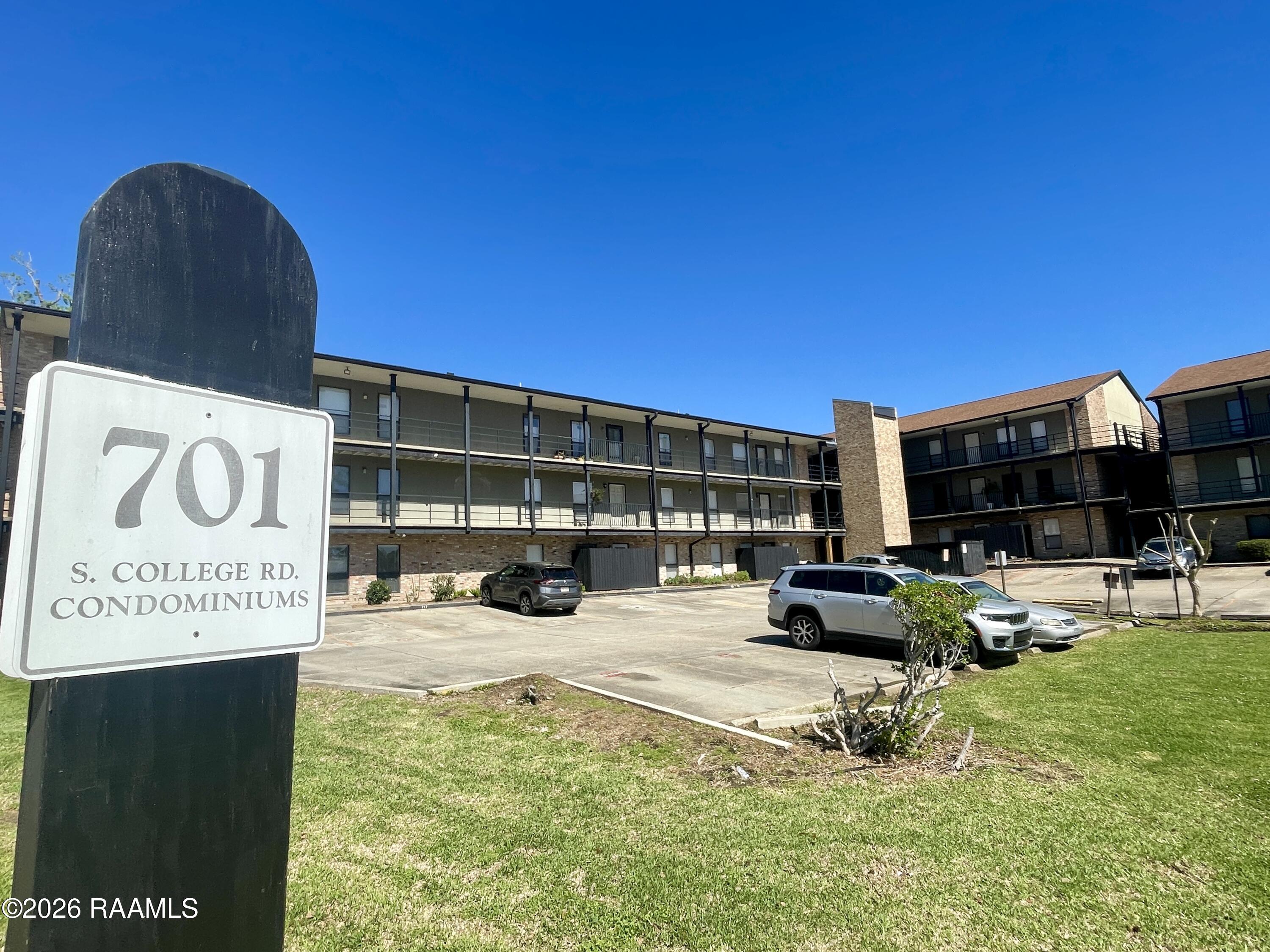 701 S College, Lafayette LA