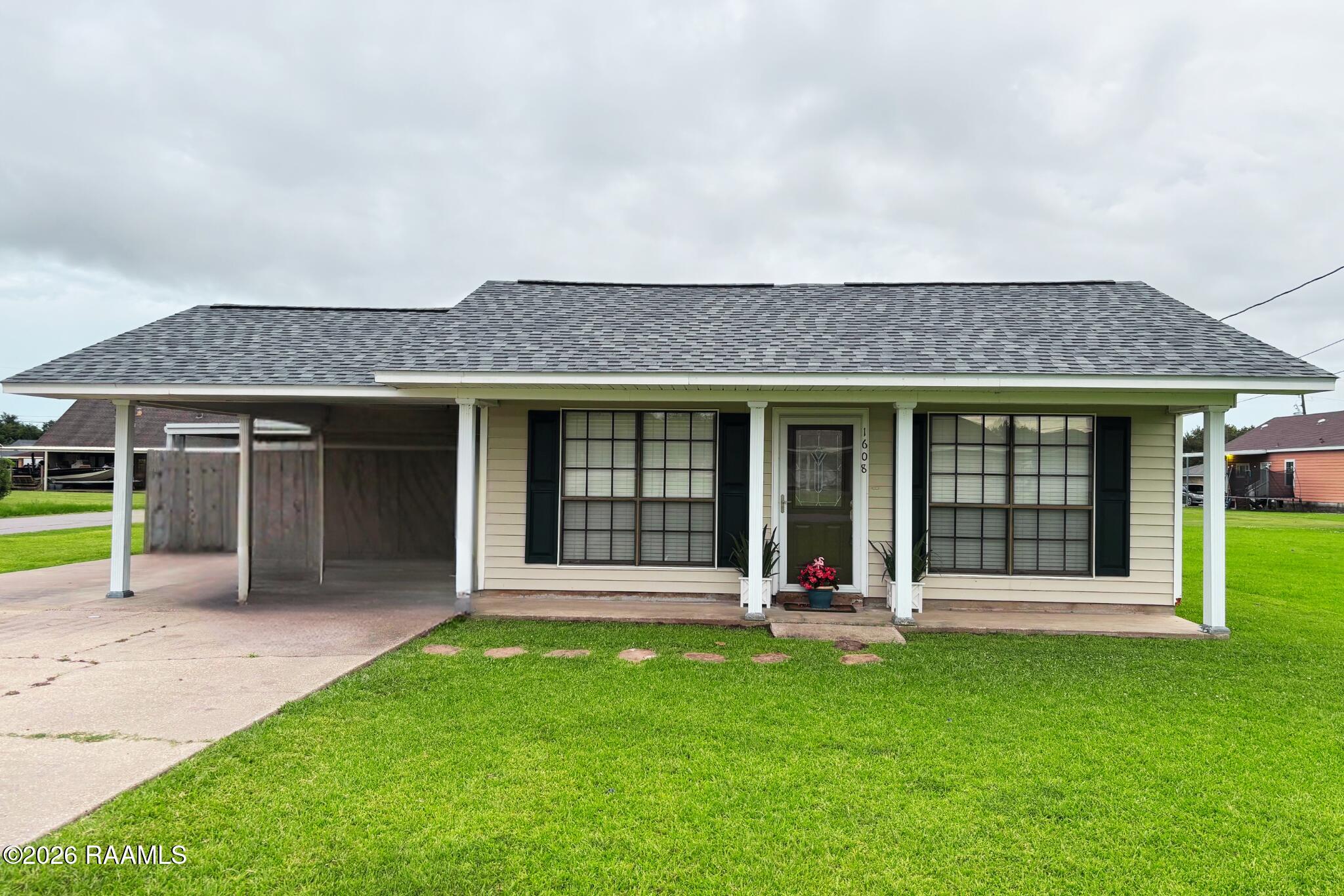 1608 E B North, Rayne LA